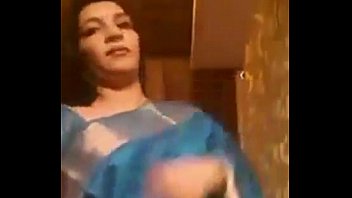 indian aunty removing her saree