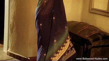 bollywood actress hot boobs